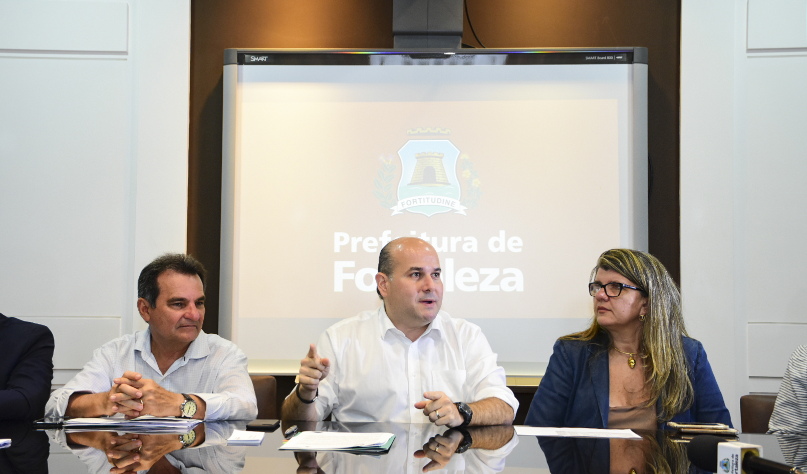 prefeito roberto claudio assina o documento que lança o concurso na área de saúde mental